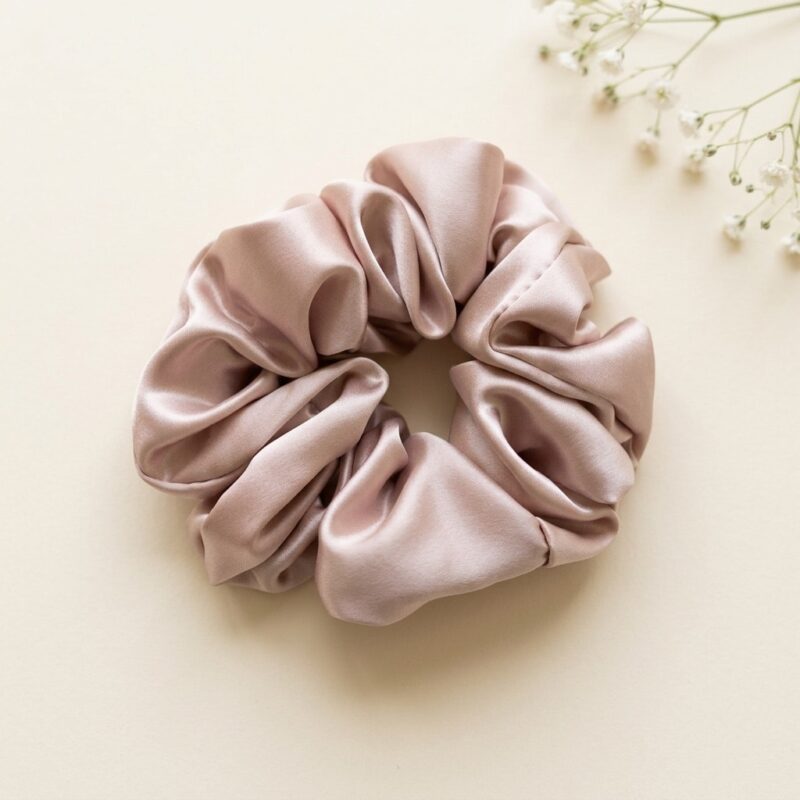 Šilkinė plaukų gumytė „Pudrinė Rožė“ – 4,5 cm