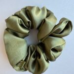 Šilkinė plaukų gumytė „Alyvmedis“ – 4,5 cm – 2