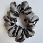 Šilkinė plaukų gumytė „Grafitas“ – 4,5 cm – 2