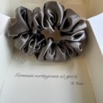 Šilkinė plaukų gumytė „Grafitas“ – 4,5 cm – 3