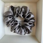 Šilkinė plaukų gumytė „Grafitas“ – 4,5 cm – 4