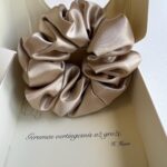 Šilkinė plaukų gumytė „Karamelė“ – 4,5 cm – 3