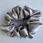Šilkinė plaukų gumytė „Sidabro Šydas“ – 4,5 cm – 2